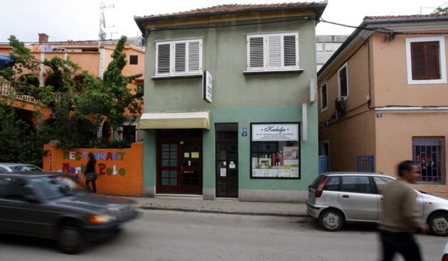 Zadar, 220409. Marin Dopudj (32) pronadjen je mrtav oko 13 h u ulici Ivana Mazuranica na broju 22 (zelena kuca). Na tijelu nisu pronadjeni znakovi nasilje te se za sad sumnja da je uzrok smrti predoziranje drogom. Foto: Jure Miskovic / CROPIX