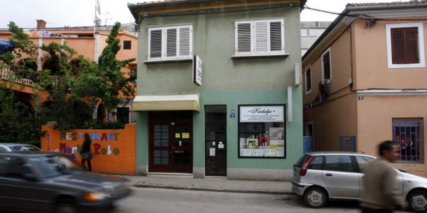 Zadar, 220409. Marin Dopudj (32) pronadjen je mrtav oko 13 h u ulici Ivana Mazuranica na broju 22 (zelena kuca). Na tijelu nisu pronadjeni znakovi nasilje te se za sad sumnja da je uzrok smrti predoziranje drogom. Foto: Jure Miskovic / CROPIX