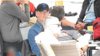 Pierce Brosnan prije isplovljavanja popio kavu i fotografirao se s obožavateljicom Pierce Brosnan prije isplovljavanja popio kavu i fotografirao se s obožavateljicom