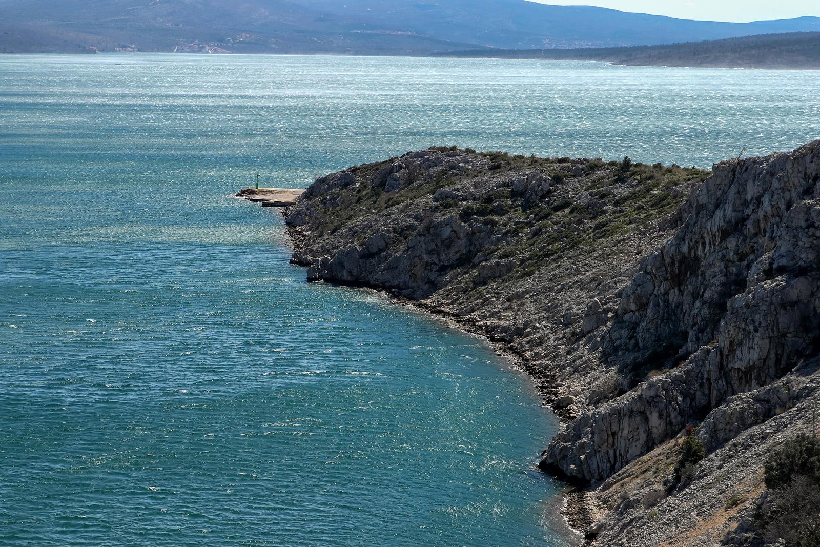 Maslenički most na udaru jake bure Maslenički most na udaru jake bure