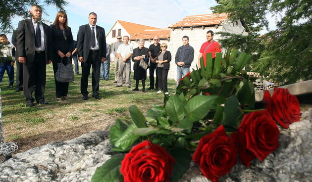 Zadar, 061010.
Nizom svecanosti obiljezava se Dan obrane grada Zadra.
Na fotografiji: polaganje vijenca na spomen plocu u Dracevcu, gdje su 1991 godine poginula 4 branitelja. Vijenac su polozili gradski duznosnici Mario Pesut, Dolores Grdovic Kalmeta i Jo