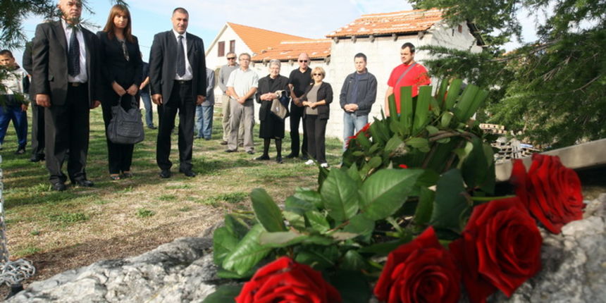 Zadar, 061010.
Nizom svecanosti obiljezava se Dan obrane grada Zadra.
Na fotografiji: polaganje vijenca na spomen plocu u Dracevcu, gdje su 1991 godine poginula 4 branitelja. Vijenac su polozili gradski duznosnici Mario Pesut, Dolores Grdovic Kalmeta i Jo