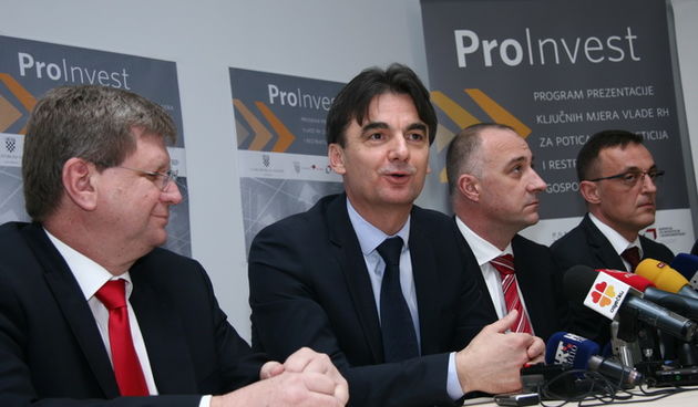 Osijek, 180313.
Ministri Ivan Vrdoljak , Branko Grcic, Tihomir Jakovina i Mirando Mrsic odrzali su prezentaciju investicijske politike Vlade RH. Ispred zgrade u kojoj se odrzavala prezentacija nezadovoljni djelatnici MK Slavonije docekali su ministre s tr