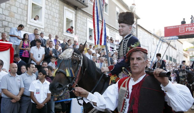 Sinj, 080810.
Danas je u Sinju odrzana 295. sinjska alka. Alka se trci u spomen pobjede nad turcima 1715 godine.
Mario Susnjara i njegov momak Dako Bogdan
Foto : Jakov Prkic / Cropix