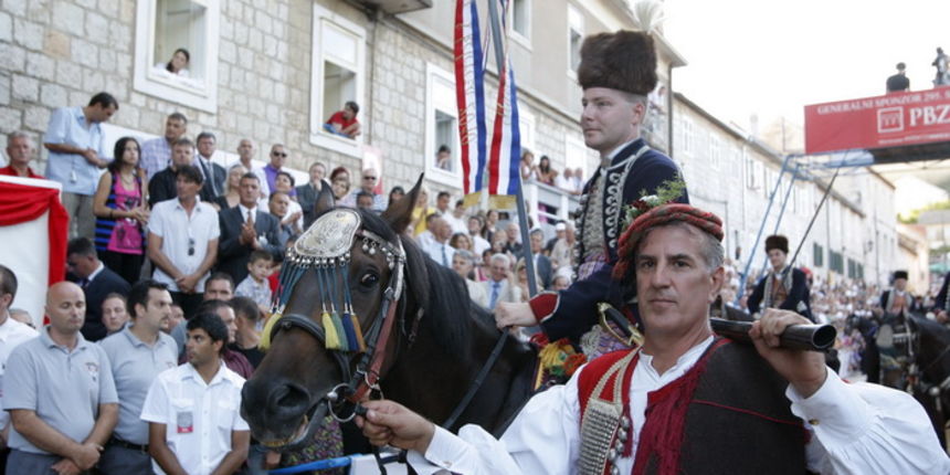 Sinj, 080810.
Danas je u Sinju odrzana 295. sinjska alka. Alka se trci u spomen pobjede nad turcima 1715 godine.
Mario Susnjara i njegov momak Dako Bogdan
Foto : Jakov Prkic / Cropix