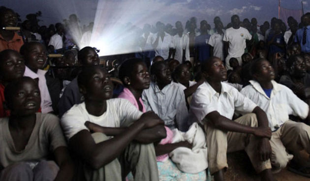 Projekcija filma Kony 2012 u Ugandi, foto: advance.hr