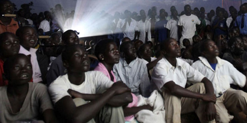 Projekcija filma Kony 2012 u Ugandi, foto: advance.hr Projekcija filma Kony 2012 u Ugandi, foto: advance.hr