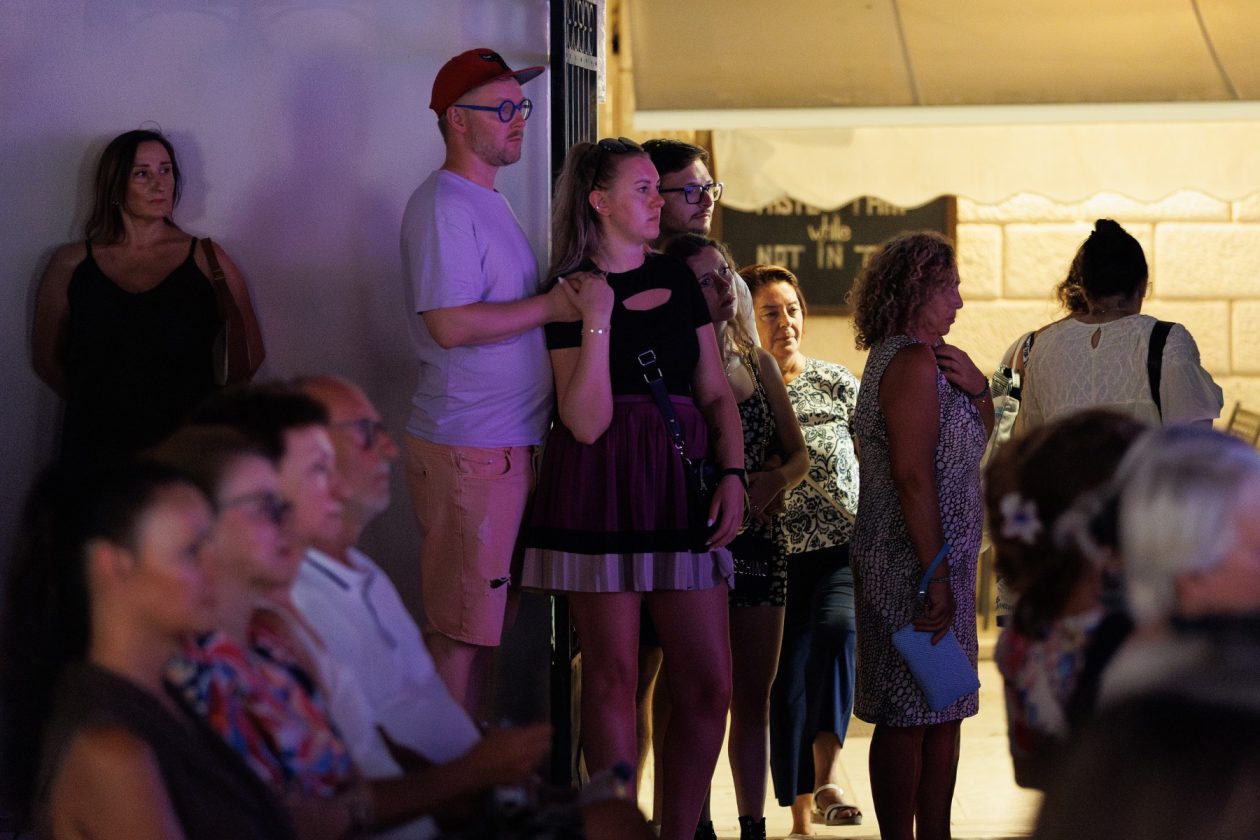 Večer evergreena u atriju palače Cedulin