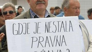 Ispred zgrade Općine Vir održan je prosvjed mještana i udruge Vir bez podjela na kojem su okupljeni izrazili svoje nezadovoljstvo politikom aktualne vlasti.  Photo: Dino Stanin/PIXSELL