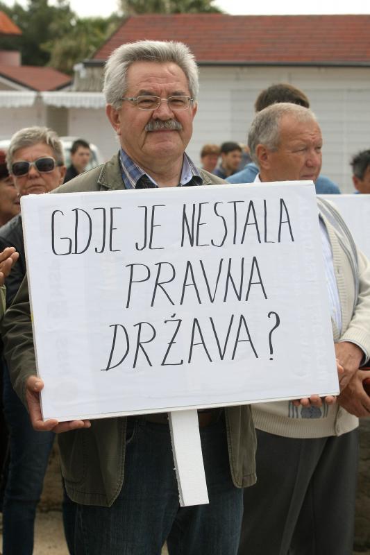 Ispred zgrade Općine Vir održan je prosvjed mještana i udruge Vir bez podjela na kojem su okupljeni izrazili svoje nezadovoljstvo politikom aktualne vlasti.  Photo: Dino Stanin/PIXSELL