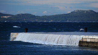 Zadar, 281212.
U Zadru trenutno puse jaka tramontana (sjeverozapadni vjetar) koji na rivi stvara zanimljive prizore. Unatoc jakom vjetru i valovima, trajekti i katamarani plove redovito.
Na fotografiji: detalj s rive.
Foto: Luka Gerlanc / CROPIX Zadar, 281212.
U Zadru trenutno puse jaka tramontana (sjeverozapadni vjetar) koji na rivi stvara zanimljive prizore. Unatoc jakom vjetru i valovima, trajekti i katamarani plove redovito.
Na fotografiji: detalj s rive.
Foto: Luka Gerlanc / CROPIX
