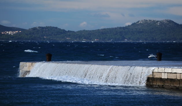 Zadar, 281212.
U Zadru trenutno puse jaka tramontana (sjeverozapadni vjetar) koji na rivi stvara zanimljive prizore. Unatoc jakom vjetru i valovima, trajekti i katamarani plove redovito.
Na fotografiji: detalj s rive.
Foto: Luka Gerlanc / CROPIX