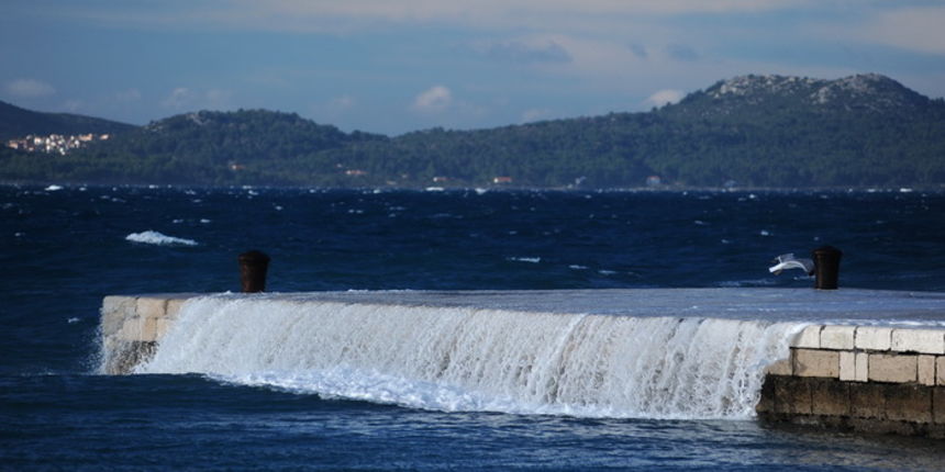 Zadar, 281212.
U Zadru trenutno puse jaka tramontana (sjeverozapadni vjetar) koji na rivi stvara zanimljive prizore. Unatoc jakom vjetru i valovima, trajekti i katamarani plove redovito.
Na fotografiji: detalj s rive.
Foto: Luka Gerlanc / CROPIX Zadar, 281212.
U Zadru trenutno puse jaka tramontana (sjeverozapadni vjetar) koji na rivi stvara zanimljive prizore. Unatoc jakom vjetru i valovima, trajekti i katamarani plove redovito.
Na fotografiji: detalj s rive.
Foto: Luka Gerlanc / CROPIX