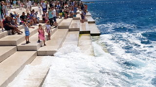 Guštanje u valovima i glazbi Morskih orgulja, a sliku je upotpunio jedrenjak Club Med 2. Foto: Mladen Malik Guštanje u valovima i glazbi Morskih orgulja, a sliku je upotpunio jedrenjak Club Med 2. Foto: Mladen Malik
