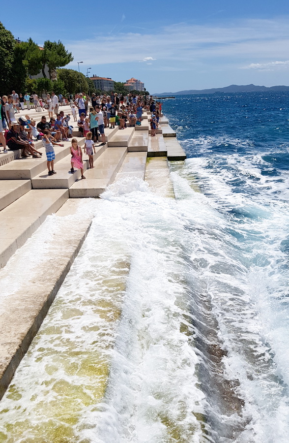 Guštanje u valovima i glazbi Morskih orgulja, a sliku je upotpunio jedrenjak Club Med 2. Foto: Mladen Malik Guštanje u valovima i glazbi Morskih orgulja, a sliku je upotpunio jedrenjak Club Med 2. Foto: Mladen Malik
