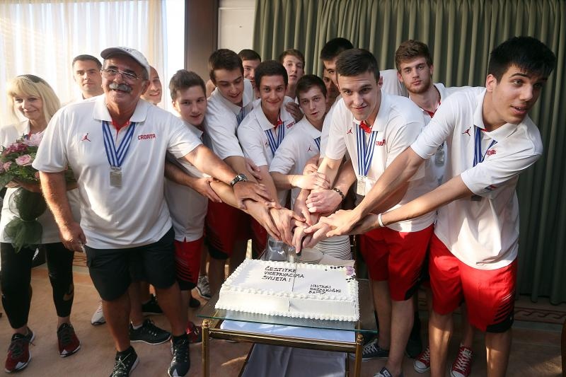06.07.2015., Zagreb – Svecani docek kosarkasa do 19 godina koji su na svjetskom prvenstvu u Grckoj osvojili srebrnu medalju. Photo: Goran Stanzl/PIXSELL