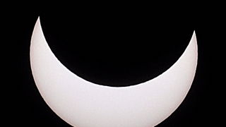 Split, 40111.
Djelomicna pomrcina Sunca u Splitu snimljena sa vidilice na Marjanu. 
Na slici: djelomicna pomrcina Sunca.
Foto: Jadran Babic / CROPIX