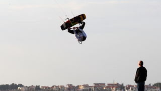 Zadar, 190312.
Dok neke od juga boli glava, ovaj kitesurfer jedva je docekao da zapuse.
Na fotografiji : Kitesurfer izvodi vratolomije u blizini zadarskih orgulja.
Foto : Andrija Lucic / cropix Zadar, 190312.
Dok neke od juga boli glava, ovaj kitesurfer jedva je docekao da zapuse.
Na fotografiji : Kitesurfer izvodi vratolomije u blizini zadarskih orgulja.
Foto : Andrija Lucic / cropix