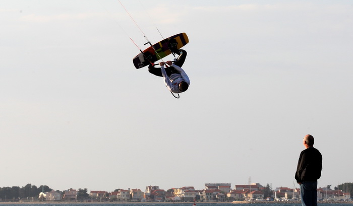 Zadar, 190312.
Dok neke od juga boli glava, ovaj kitesurfer jedva je docekao da zapuse.
Na fotografiji : Kitesurfer izvodi vratolomije u blizini zadarskih orgulja.
Foto : Andrija Lucic / cropix Zadar, 190312.
Dok neke od juga boli glava, ovaj kitesurfer jedva je docekao da zapuse.
Na fotografiji : Kitesurfer izvodi vratolomije u blizini zadarskih orgulja.
Foto : Andrija Lucic / cropix