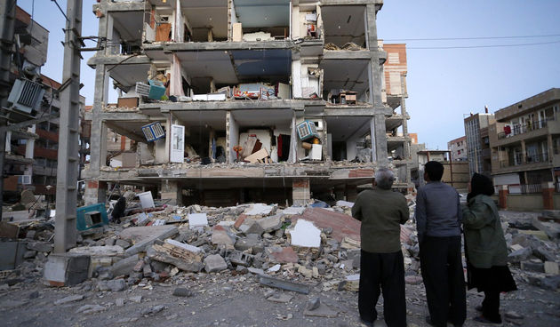 Najmanje 211 osoba poginulo je u Iranu i Iraku u nedjelju u snažnom potresu jakosti 7,3 stupnja koji je pogodio pogranično područje između tih dviju zemalja, objavile su novinske agencije, dok spasilačke službe nastavljaju tragati za preživjelima