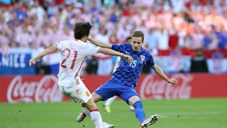U dvoboju zadnjeg, 3. kola D skupine EURA u Bordeauxu igraju nogometaši Hrvatske i Španjolske (1-1).   Pred 40.000 gledatelja na stadionu Matmut Atlantic sudi Bjorn Kuipers.    Strijelci: 0-1 Morata (7), 1-1 Kalinić (45)