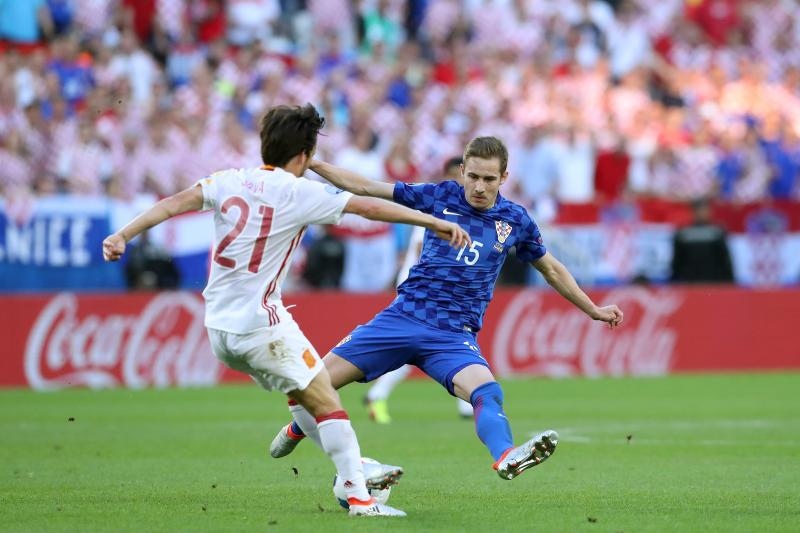 U dvoboju zadnjeg, 3. kola D skupine EURA u Bordeauxu igraju nogometaši Hrvatske i Španjolske (1-1).   Pred 40.000 gledatelja na stadionu Matmut Atlantic sudi Bjorn Kuipers.    Strijelci: 0-1 Morata (7), 1-1 Kalinić (45)