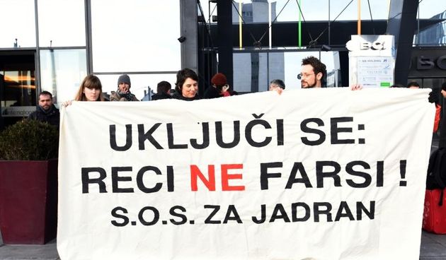 Zagreb – Ispred hotela International odrzana je prosvjedna akcija povodom javnog izlaganja o Strateskoj procjeni utjecaja na okolis, plana istrazivanja i eksploatacije nafte u Jadranu. Akciju su organizirali Zelena akcija i Zelena Istra. Photo: Davor Visn