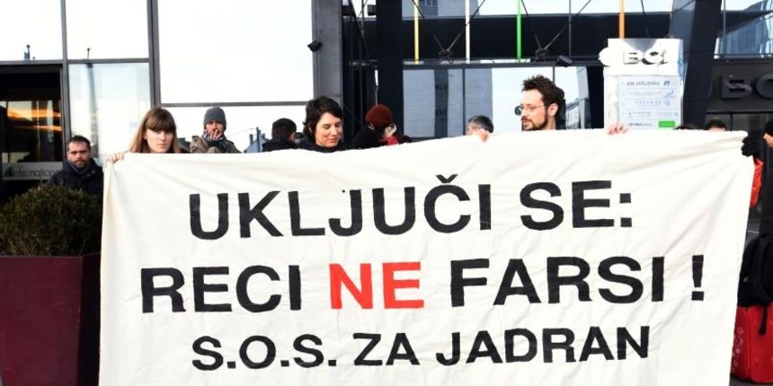 Zagreb – Ispred hotela International odrzana je prosvjedna akcija povodom javnog izlaganja o Strateskoj procjeni utjecaja na okolis, plana istrazivanja i eksploatacije nafte u Jadranu. Akciju su organizirali Zelena akcija i Zelena Istra. Photo: Davor Visn