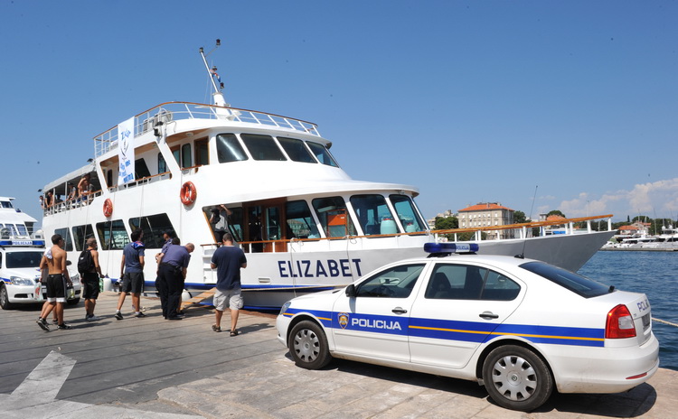 Zadar, 200811.
Navijacka skupina Tornado iz Zadra krenula je brodom na nogometnu utakmicu 5. kola 1. HNL-a u Sibeniku
Foto: Andrija Lucic / CROPIX Zadar, 200811.
Navijacka skupina Tornado iz Zadra krenula je brodom na nogometnu utakmicu 5. kola 1. HNL-a u Sibeniku
Foto: Andrija Lucic / CROPIX