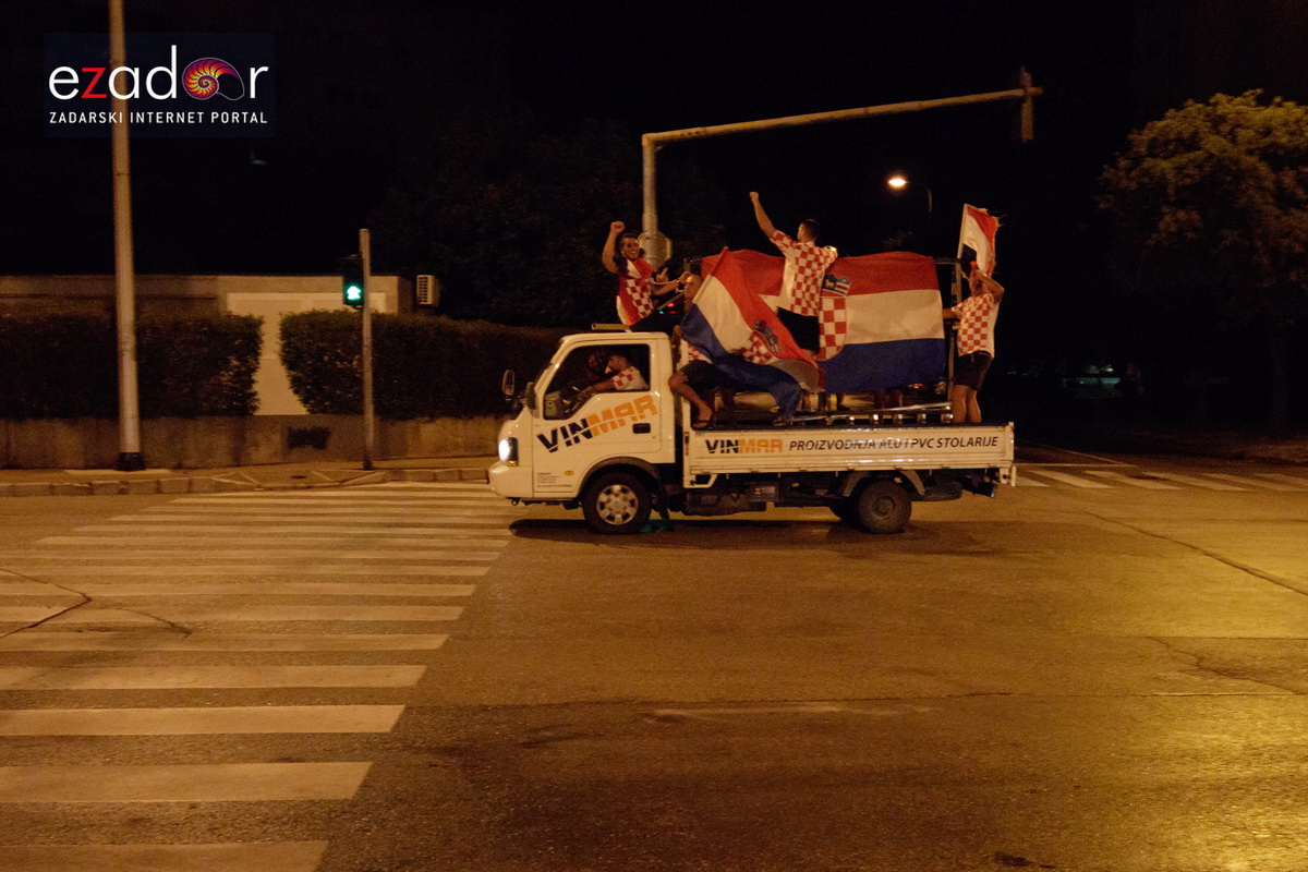Čudesna noć: Velika fešta ulicama Zadra nakon plasmana Vatrenih u finale SP Čudesna noć: Velika fešta ulicama Zadra nakon plasmana Vatrenih u finale SP