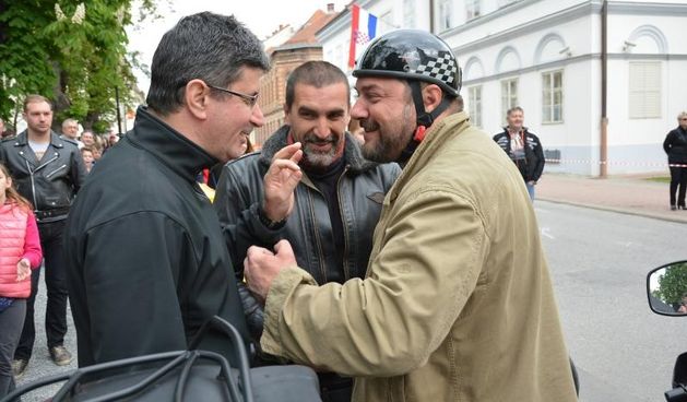 Jubilarno 15. izdanje BOK festa (Bjelovarski odjeci kazalista) trajati ce do 10. svibnja i ponuditi ce 13 predstava i popratne sadrzaje. Treci dan najodvazniji glumci i glumice prihvatili su izazov natjecanja u Moto alci. Vedran Mlikota, Hrvoje Rupcic, Go