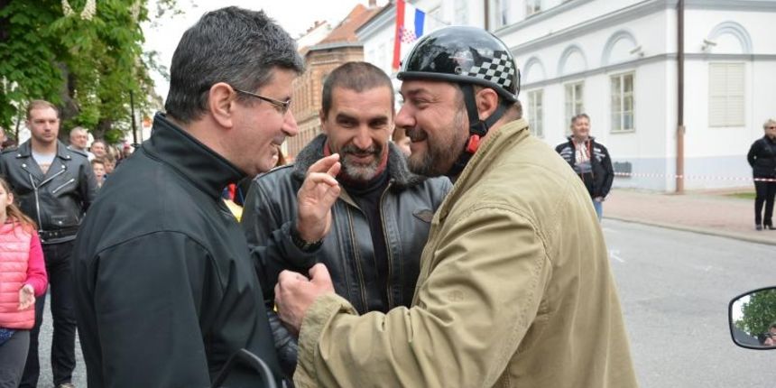 Jubilarno 15. izdanje BOK festa (Bjelovarski odjeci kazalista) trajati ce do 10. svibnja i ponuditi ce 13 predstava i popratne sadrzaje. Treci dan najodvazniji glumci i glumice prihvatili su izazov natjecanja u Moto alci. Vedran Mlikota, Hrvoje Rupcic, Go