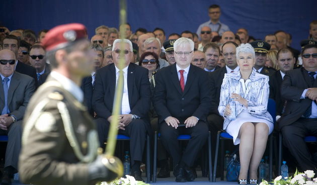 Knin, 050811.
Podizanjem zastave na Kninskoj tvrdjavi i postrojavanjem vojnih snaga na nogometnom igralistu obiljezena je 16. obljetnica VRO Oluja, Dan pobjede i domovinske zahvalnosti i Dan hrvatskih branitelja.
Na fotografiji: Ivo Josipovic i Jadranka K