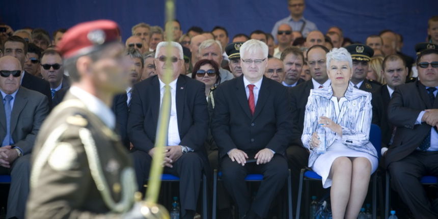 Knin, 050811.
Podizanjem zastave na Kninskoj tvrdjavi i postrojavanjem vojnih snaga na nogometnom igralistu obiljezena je 16. obljetnica VRO Oluja, Dan pobjede i domovinske zahvalnosti i Dan hrvatskih branitelja.
Na fotografiji: Ivo Josipovic i Jadranka K