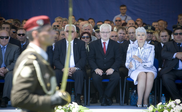 Knin, 050811.
Podizanjem zastave na Kninskoj tvrdjavi i postrojavanjem vojnih snaga na nogometnom igralistu obiljezena je 16. obljetnica VRO Oluja, Dan pobjede i domovinske zahvalnosti i Dan hrvatskih branitelja.
Na fotografiji: Ivo Josipovic i Jadranka K Knin, 050811.
Podizanjem zastave na Kninskoj tvrdjavi i postrojavanjem vojnih snaga na nogometnom igralistu obiljezena je 16. obljetnica VRO Oluja, Dan pobjede i domovinske zahvalnosti i Dan hrvatskih branitelja.
Na fotografiji: Ivo Josipovic i Jadranka K