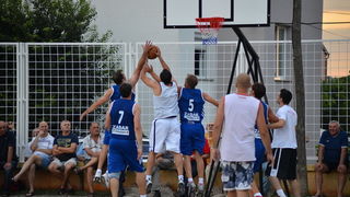 U povodu blagdana Kraljice Mira u Stanovima odigrana utakimica između veterana KK Zadar i Stanova, Foto: Iva Perinčić U povodu blagdana Kraljice Mira u Stanovima odigrana utakimica između veterana KK Zadar i Stanova, Foto: Iva Perinčić