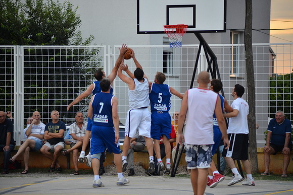 U povodu blagdana Kraljice Mira u Stanovima odigrana utakimica između veterana KK Zadar i Stanova, Foto: Iva Perinčić U povodu blagdana Kraljice Mira u Stanovima odigrana utakimica između veterana KK Zadar i Stanova, Foto: Iva Perinčić