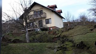 Hrvatska Kostajnica: u odronu stijene potpuno uništeno sedam kuća