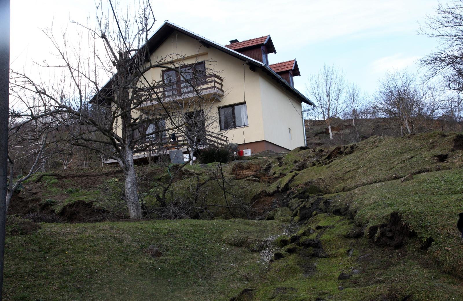 Hrvatska Kostajnica: u odronu stijene potpuno uništeno sedam kuća