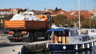 Kamioni puni snijega iz Like stigli u Veli Iž za skijašku utrku “Iška kraljica” Kamioni puni snijega iz Like stigli u Veli Iž za skijašku utrku “Iška kraljica”