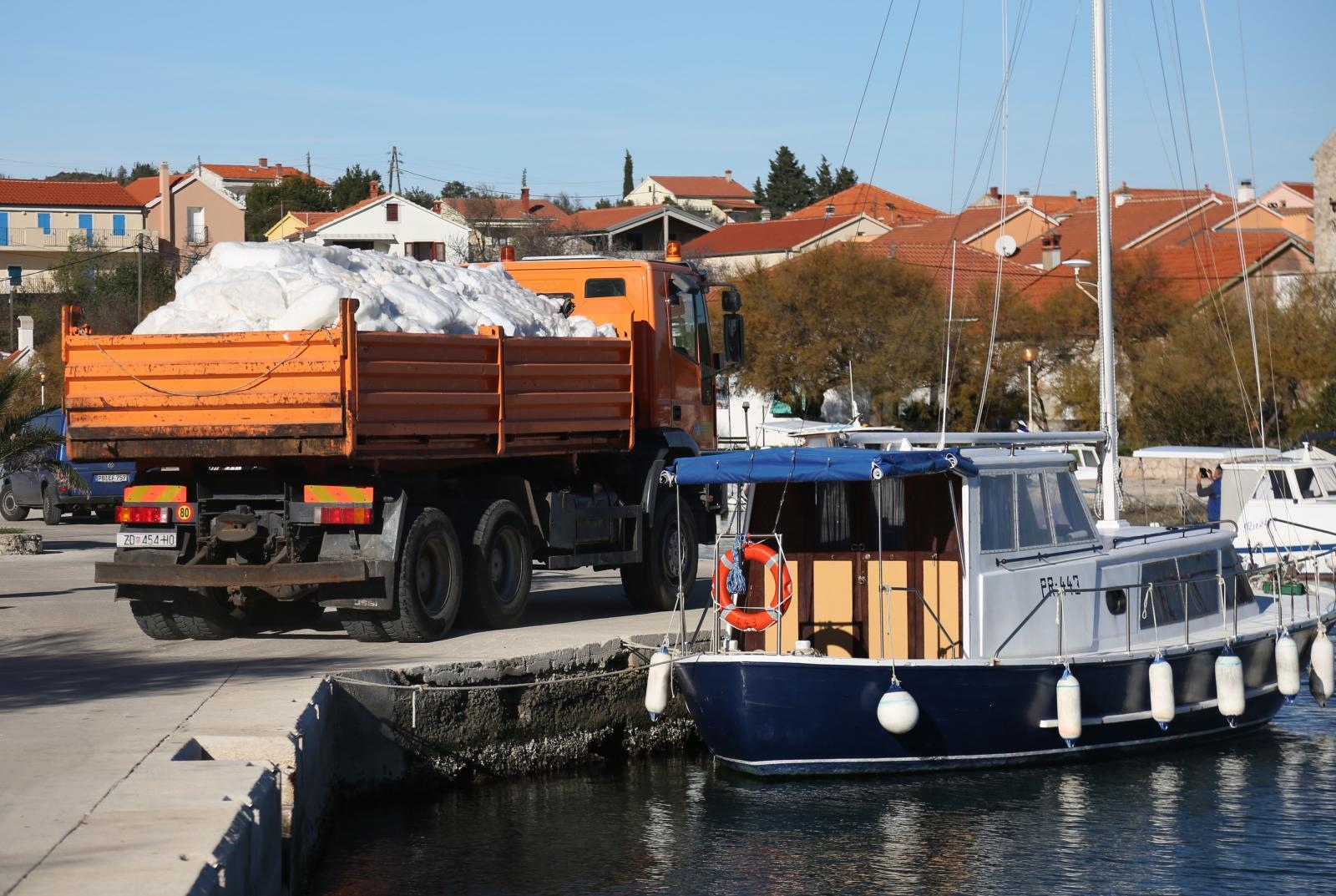 Kamioni puni snijega iz Like stigli u Veli Iž za skijašku utrku “Iška kraljica” Kamioni puni snijega iz Like stigli u Veli Iž za skijašku utrku “Iška kraljica”