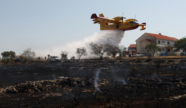 Zadar, Babindub, 230812.
Pozar u mjestu Babindub, kraj Zadra, u blizini aerodroma. Pozar je izbio medju kucama, na rubu borove sume kod vojnog aerodroma. Dio terena je miniran pa su u gasenju sudjelovali i kanaderi.
Foto: Jure Miskovic / CROPIX