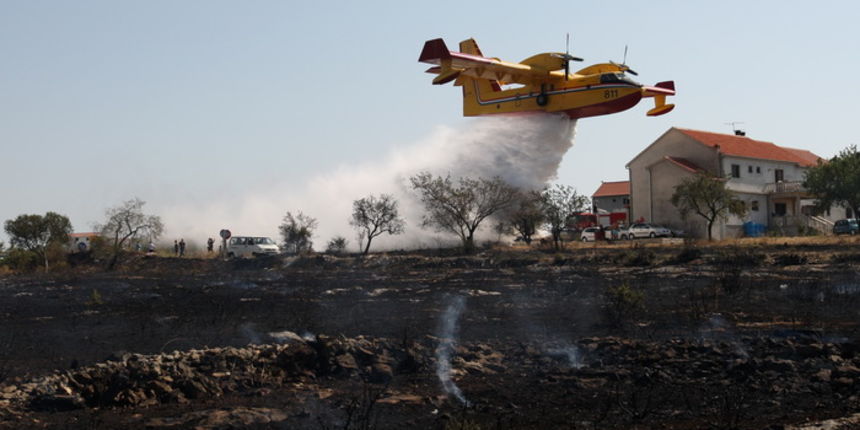 Zadar, Babindub, 230812.
Pozar u mjestu Babindub, kraj Zadra, u blizini aerodroma. Pozar je izbio medju kucama, na rubu borove sume kod vojnog aerodroma. Dio terena je miniran pa su u gasenju sudjelovali i kanaderi.
Foto: Jure Miskovic / CROPIX Zadar, Babindub, 230812.
Pozar u mjestu Babindub, kraj Zadra, u blizini aerodroma. Pozar je izbio medju kucama, na rubu borove sume kod vojnog aerodroma. Dio terena je miniran pa su u gasenju sudjelovali i kanaderi.
Foto: Jure Miskovic / CROPIX