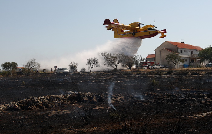 Zadar, Babindub, 230812.
Pozar u mjestu Babindub, kraj Zadra, u blizini aerodroma. Pozar je izbio medju kucama, na rubu borove sume kod vojnog aerodroma. Dio terena je miniran pa su u gasenju sudjelovali i kanaderi.
Foto: Jure Miskovic / CROPIX