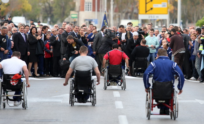 Zadar, 081111.
Premijerka Jadranka Kosor sa ministrima posjetila je Zadar povodom sportskih igara za invalide domovinskog rata, posjetila je i Luku Gazenicu koja je u izgradnji.
Foto : Andrija Lucic / cropix Zadar, 081111.
Premijerka Jadranka Kosor sa ministrima posjetila je Zadar povodom sportskih igara za invalide domovinskog rata, posjetila je i Luku Gazenicu koja je u izgradnji.
Foto : Andrija Lucic / cropix