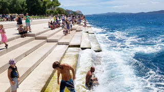 Guštanje u valovima i glazbi Morskih orgulja, a sliku je upotpunio jedrenjak Club Med 2. Foto: Mladen Malik Guštanje u valovima i glazbi Morskih orgulja, a sliku je upotpunio jedrenjak Club Med 2. Foto: Mladen Malik