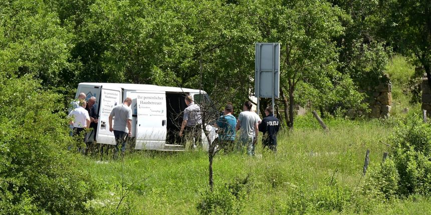 Donji Srb: Policija zaustavila kombi s migrantima, ozlijeđeno dvoje djece