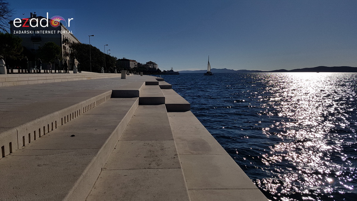 Izložba vojne opreme, oružja i vozila na zadarskoj rivi i spuštanje 25-metarske zastave s kampanela sv. Stošije