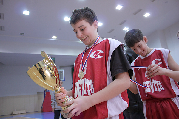 Podjela medalja na Božićnom košarkaškom turniru