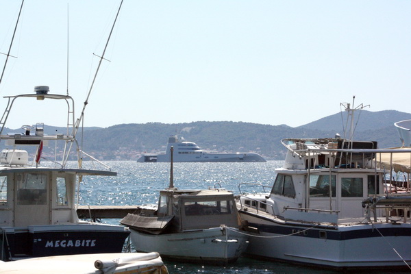 Superjqahta “A” usidrena u zadarskom kanalu Superjqahta “A” usidrena u zadarskom kanalu